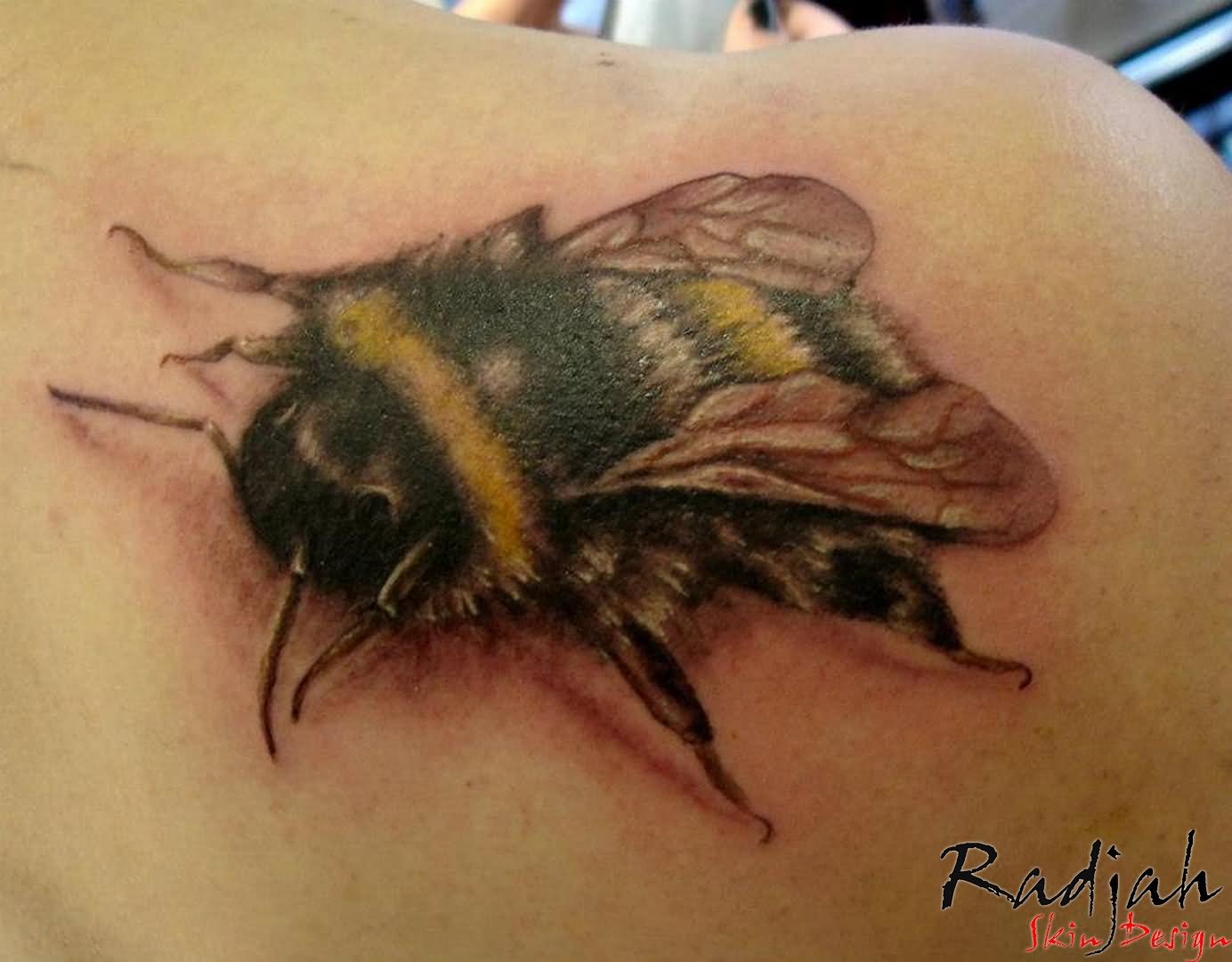 Realistic Bee Tattoo On Right Back Shoulder