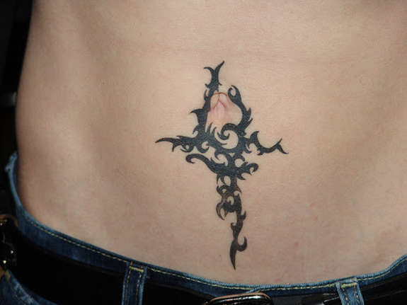Black Tribal Design Tattoo On Belly Button