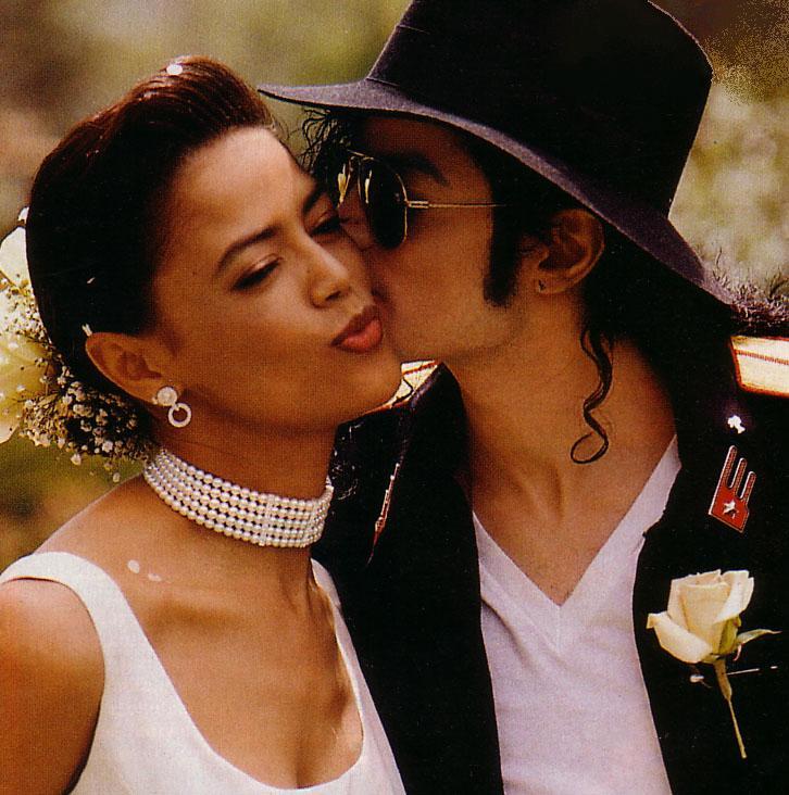 Michael Jackson Kissing Girl Funny Image