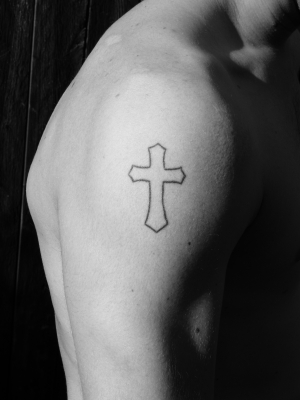 Black Outline Cross Tattoo On Right Back Shoulder