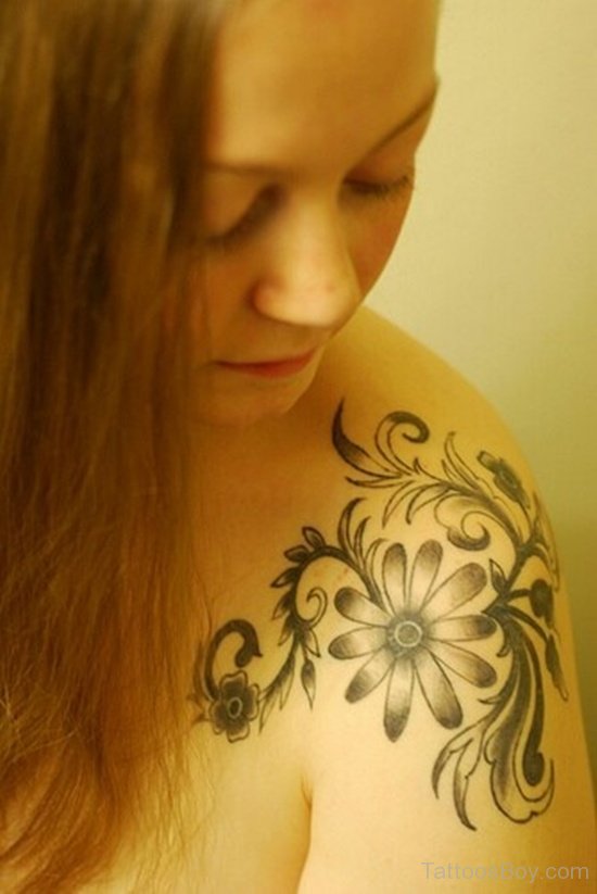 Black Ink Daisy Flower Tattoo On Girl Left Shoulder