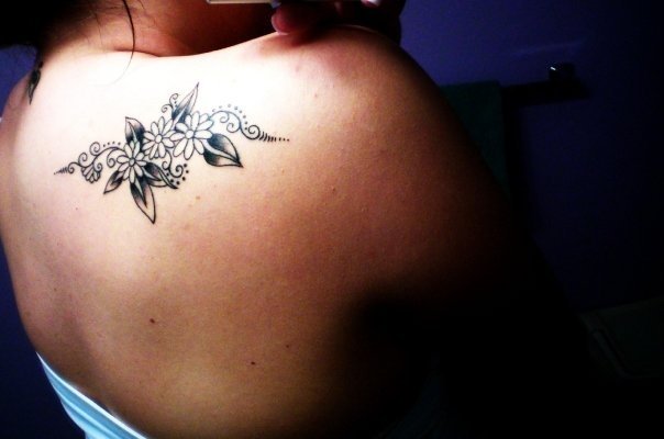 Black Ink Daisy Flowers Tattoo On Right Back Shoulder