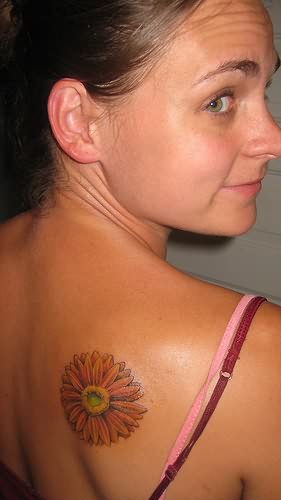 Daisy Flower Tattoo On Girl Right Back Shoulder