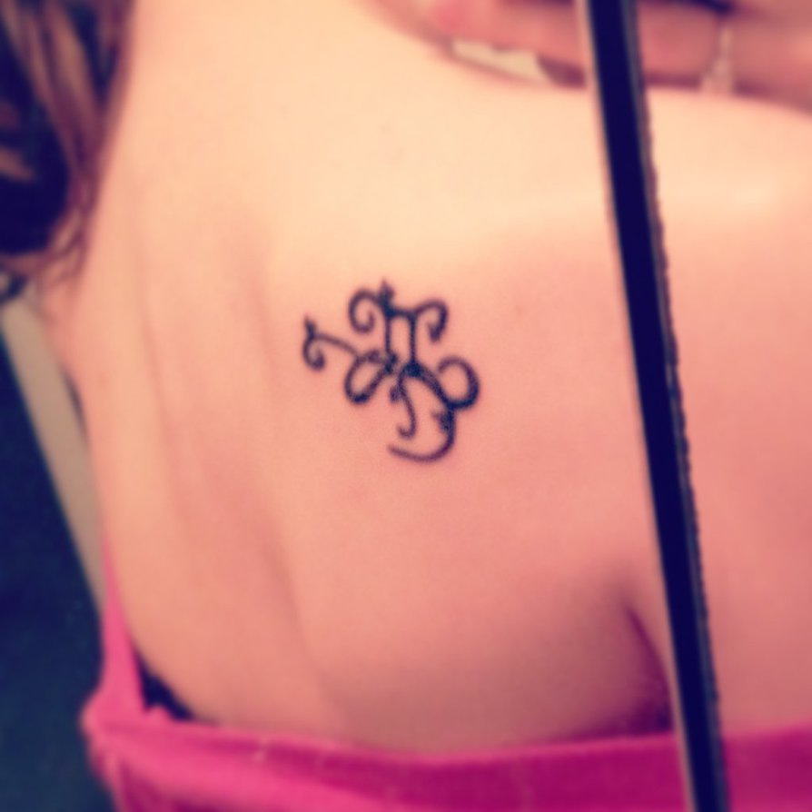 Feminine Gemini Zodiac Sun Sign Tattoo On Right Back Shoulder