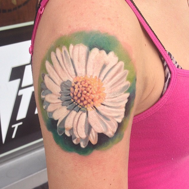 Realistic Daisy Flower Tattoo On Girl Right Shoulder
