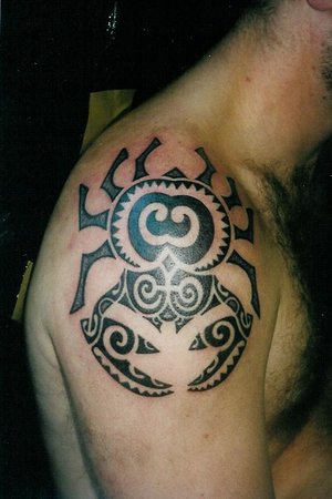 Man Right Shoulder Maori Crab Tattoo
