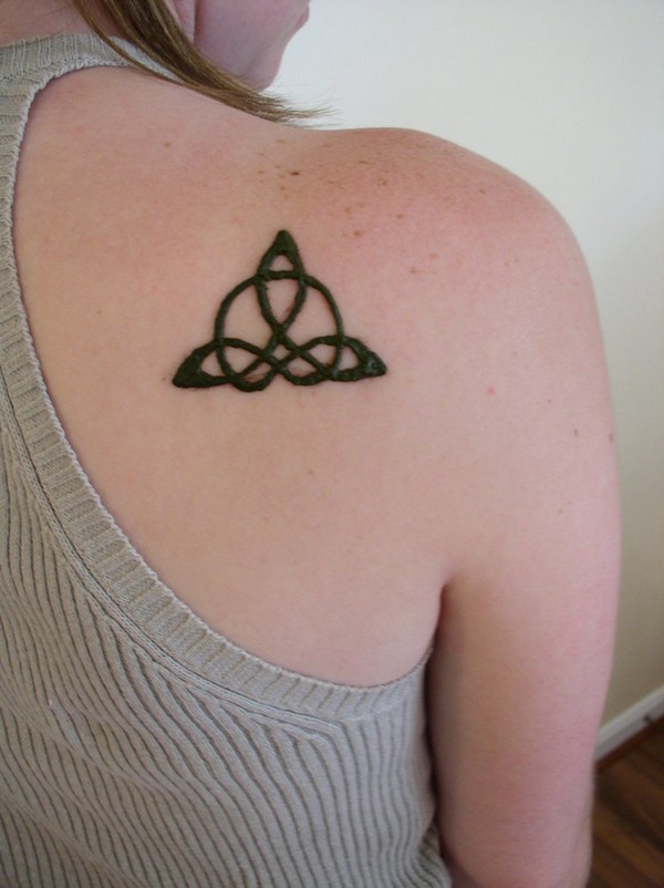 Simple Celtic Knot Tattoo On Girl Right Back Shoulder