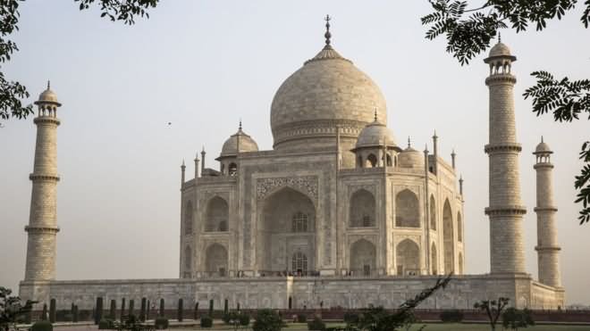 A Frontial View Of Taj Mahal In Agra