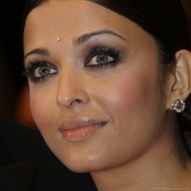Aishwarya Rai With Bindi Piercing And Ear Lobe Piercing