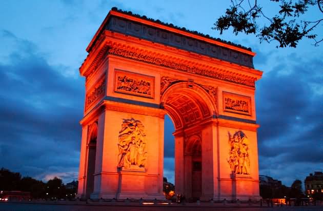 Arc de Triomphe Looks Adorable At Night