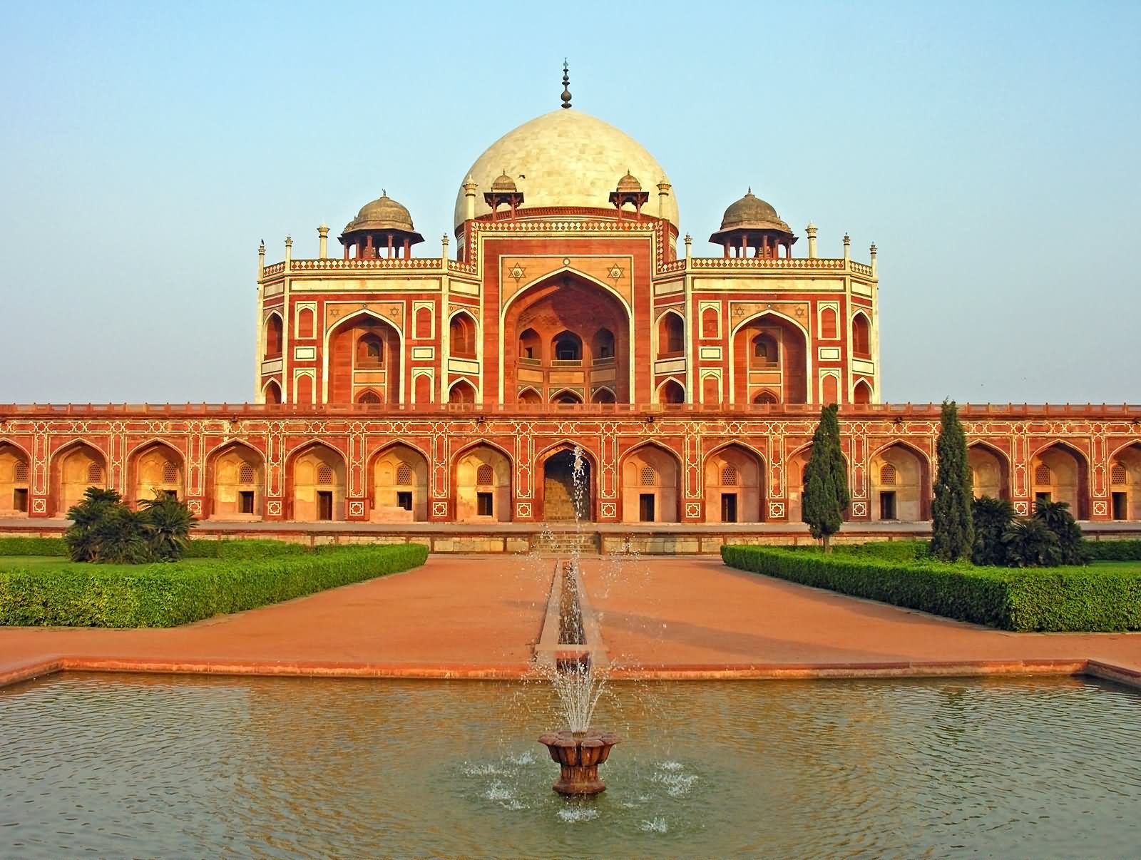 Beautiful Front View Of Humayun's Tomb With Fountain