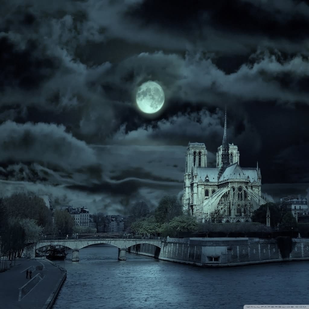 Beautiful Night View Of Notre Dame de Paris Wallpaper