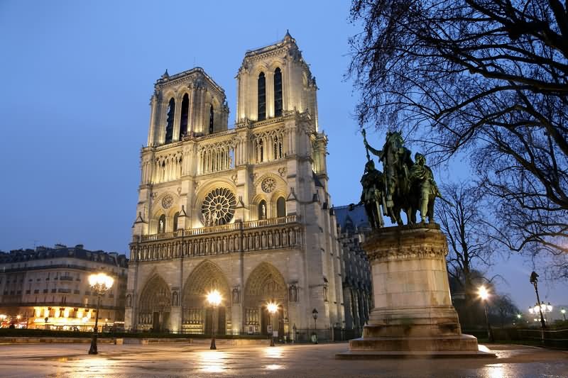 Beautiful Side View Picture Of Notre Dame de Paris