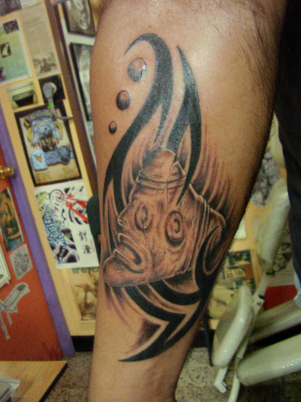 Black Tribal And Taino Sun Tattoo On Leg