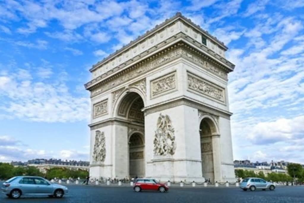 Day Time Picture Of Arc de Triomphe