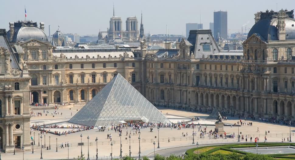 Day Time Picture Of Louvre Museum