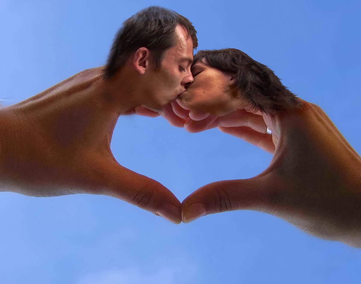 Hands Face Kissing Couple Funny Photoshopped Picture For Whatsapp