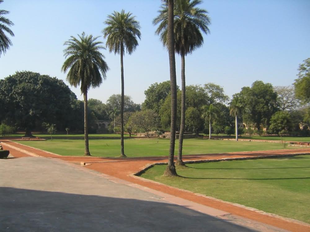 Humayun's Tomb Garden Picture