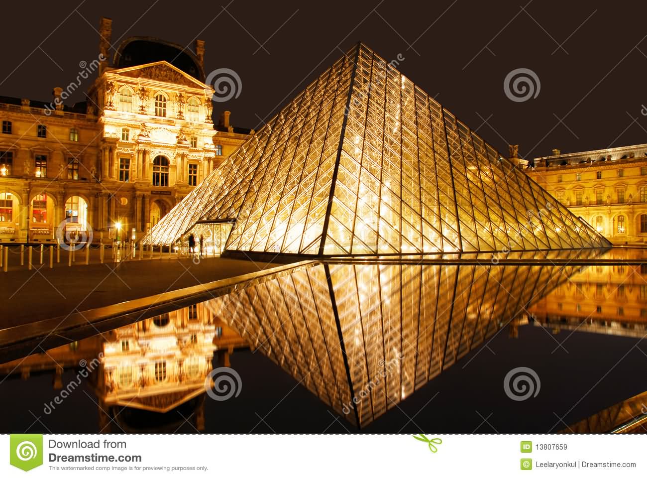 Incredible Picture Of Louvre Museum At Night