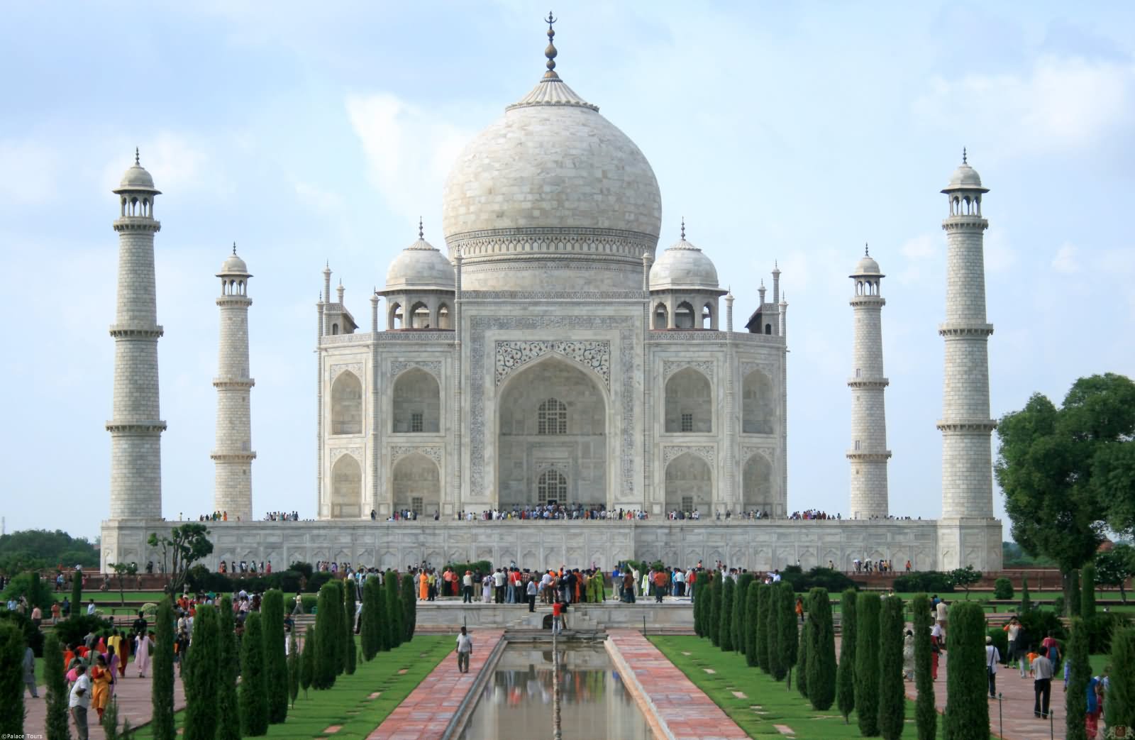 Large Number Of People Gathered To Watch Taj Mahal