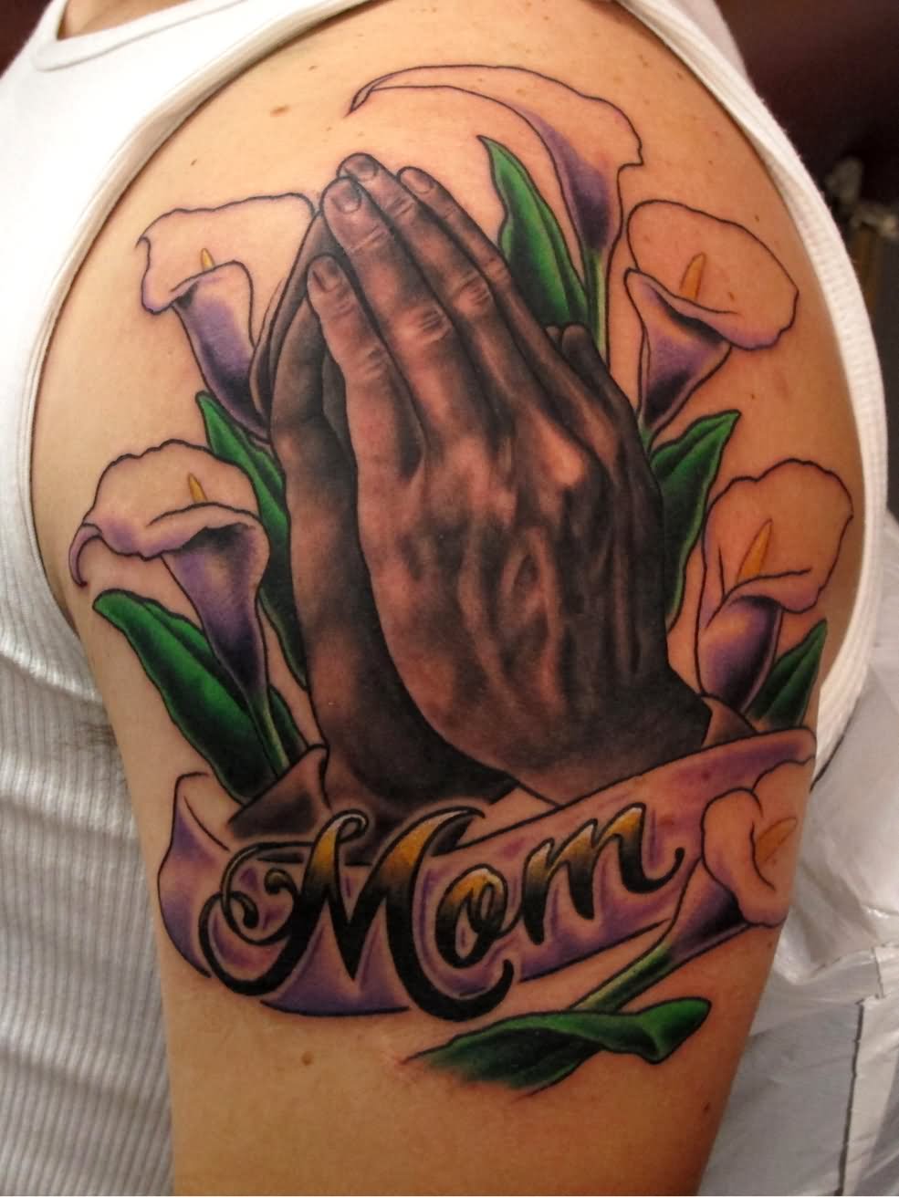 Memorial 3D Praying Hand With Mom Banner Tattoo On Man Left Shoulder