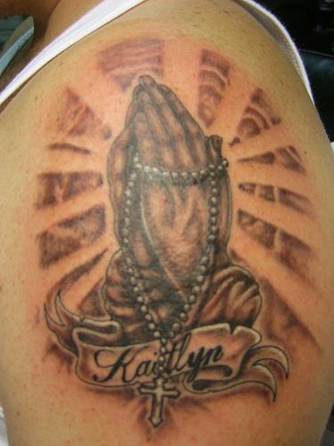 Memorial Praying Hand With Rosary Cross And Banner Tattoo On Left Shoulder
