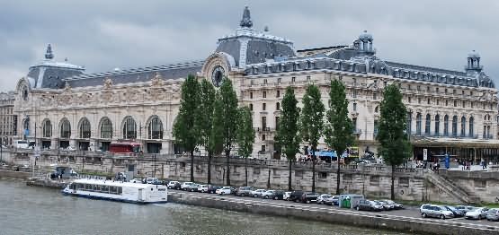 Musée d'Orsay Alongside Seine River