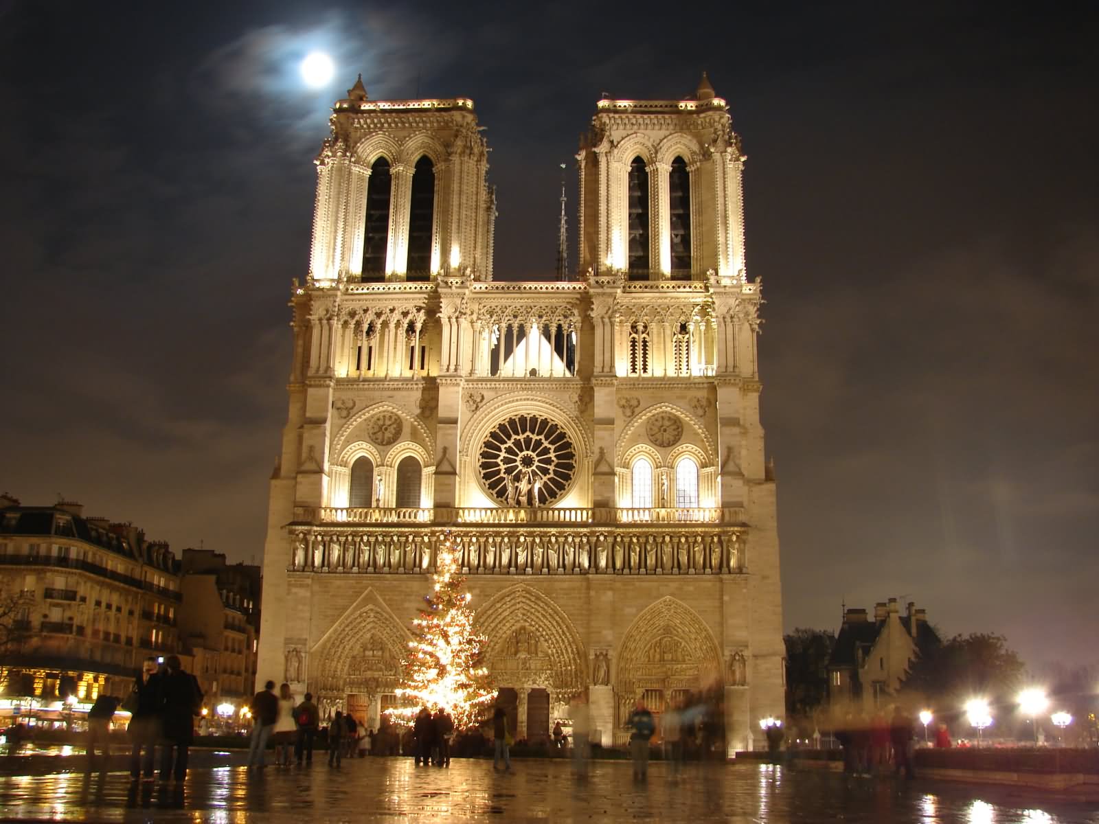 25 Most Awesome Night View Pictures Of Notre Dame de Paris