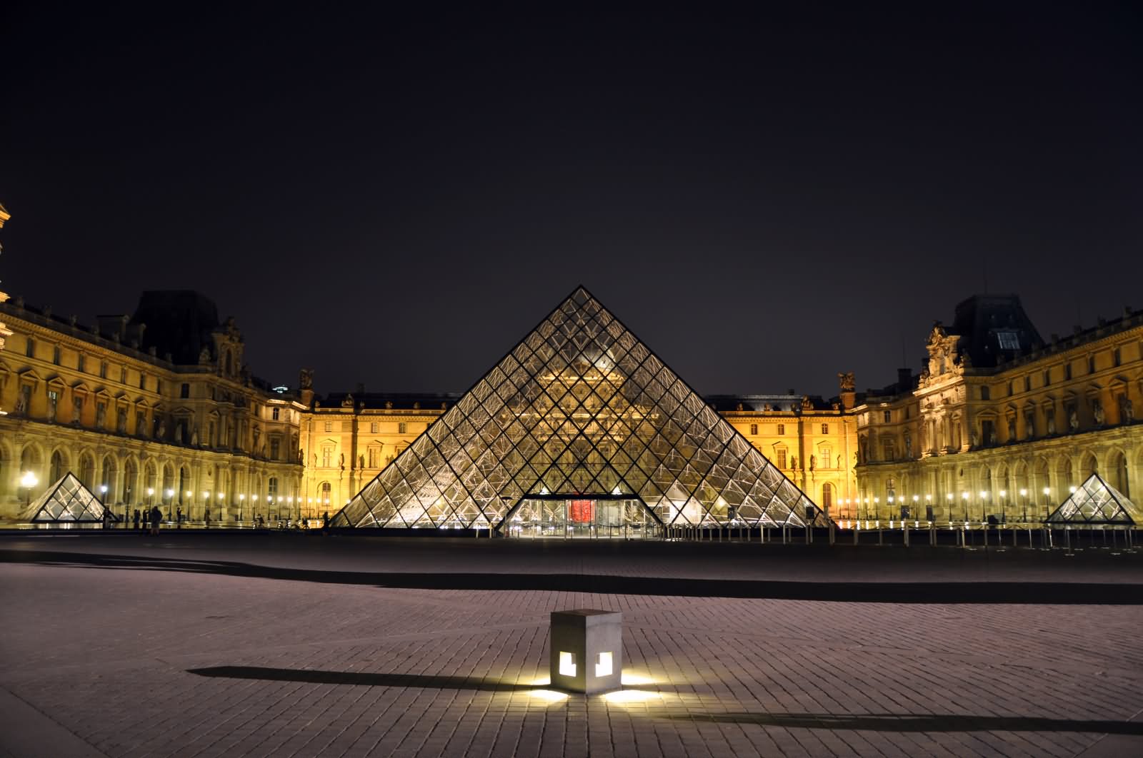 Night Picture Of Louvre Museum Glass Pyramid