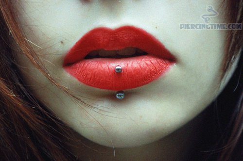Sexy Center Labret Piercing With Vertical Silver Barbell