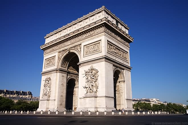 Side View Of Arc de Triomphe Image