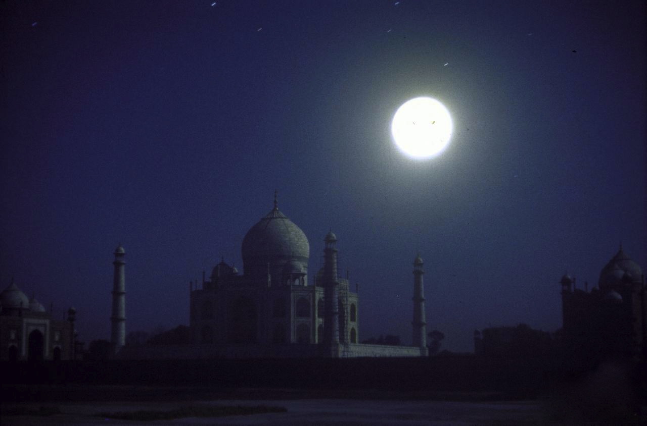 Taj Mahal Looks Beautiful At Night With Full Moon
