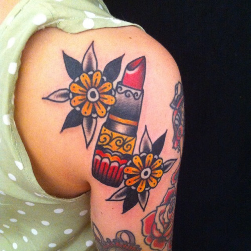 Traditional Lipstick Tattoo On Right Back Shoulder