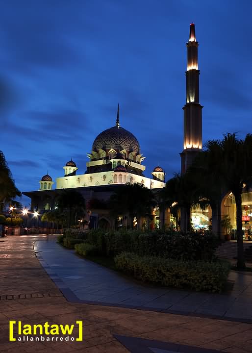 Adorable Night Picture Of Putra Mosque