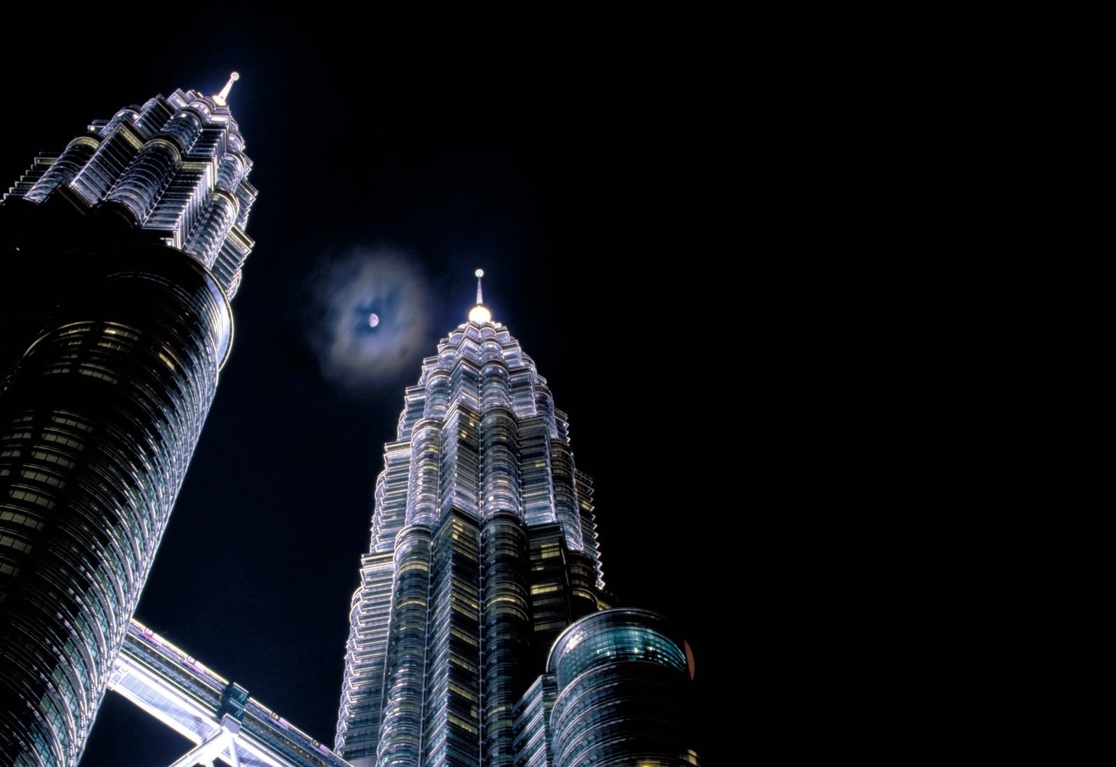 Amazing Picture Of Petronas Towers At Night