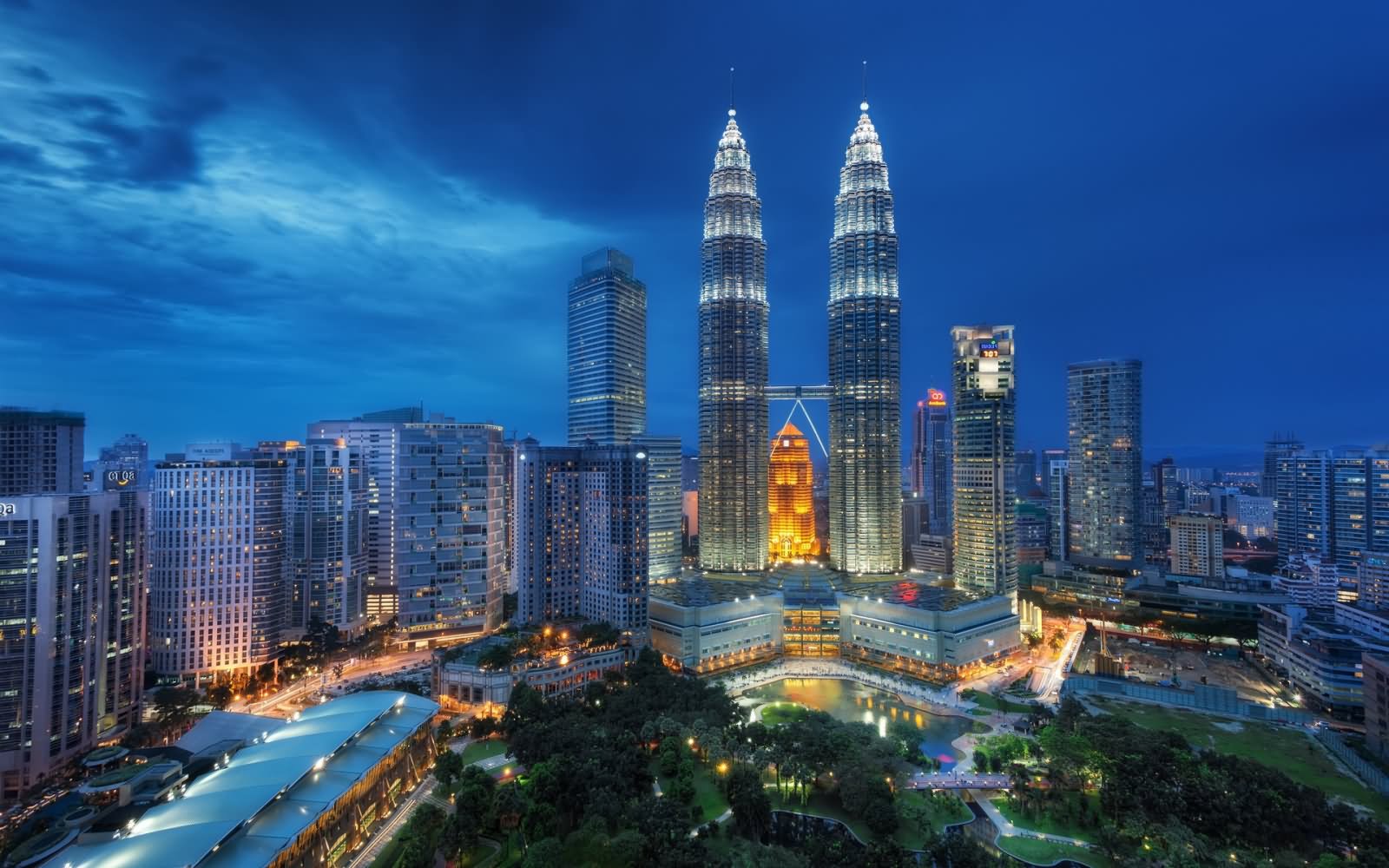 Beautiful Petronas Twin Towers Night View Image