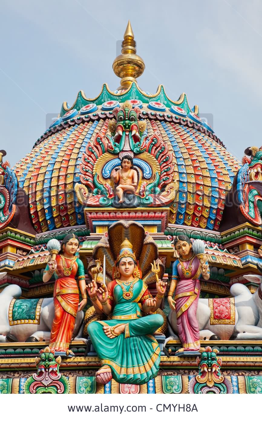 Hindu Goddes Scluptures On The Top Of Sri Mariamman Temple, Singapore