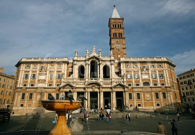Front Picture Of Basilica di Santa Maria Maggiore And Fountain