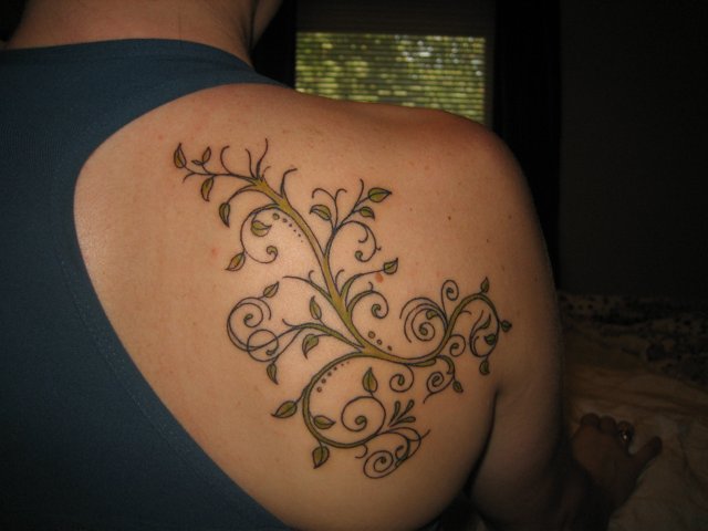 Leaves Vine Tattoo On Man Right Back Shoulder