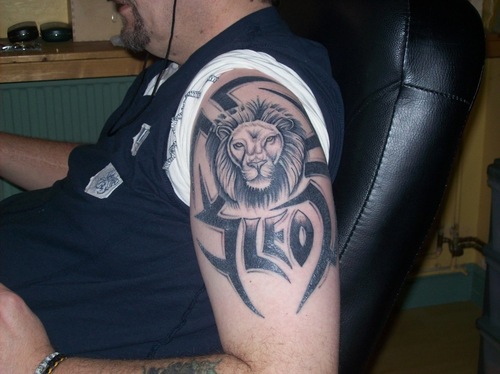 Leo - Black Tribal Leo Head Tattoo On Guy Shoulder