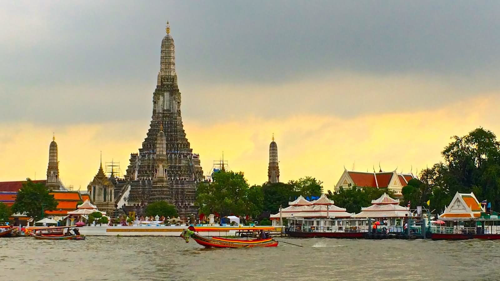 Wat Arun Temple With Chao Phraya River Picture