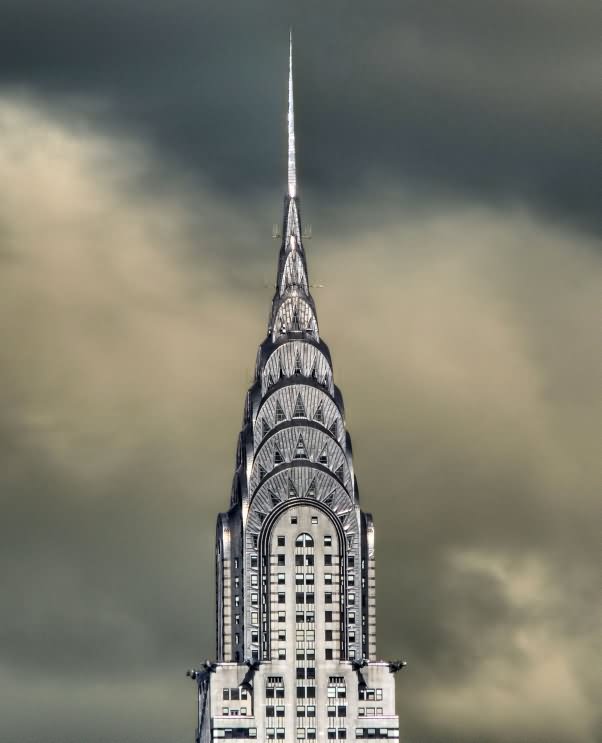 Chrysler Building Looks Amazing In Black Clouds