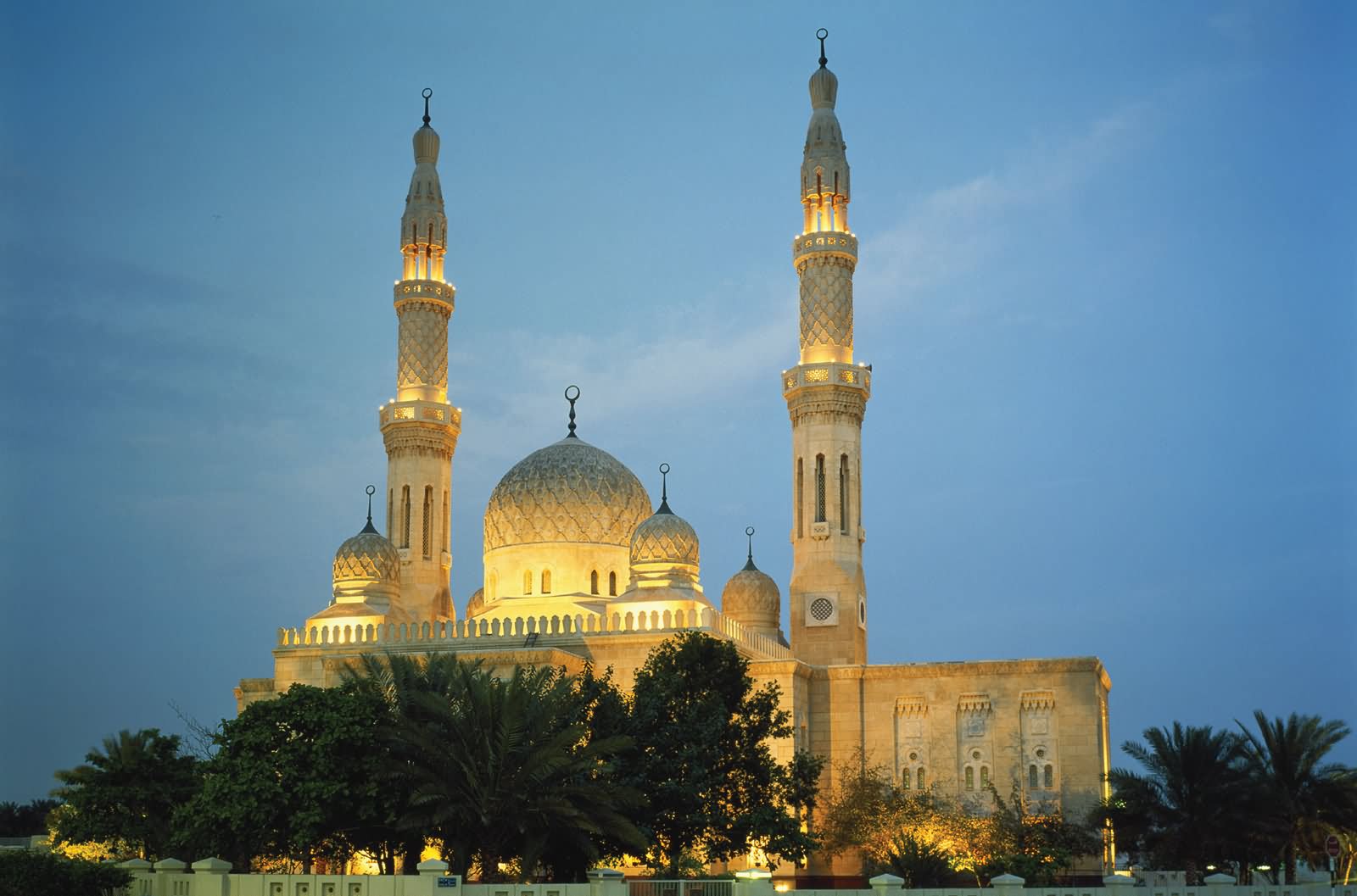 Amazing Night View Of The Jumeirah Mosque