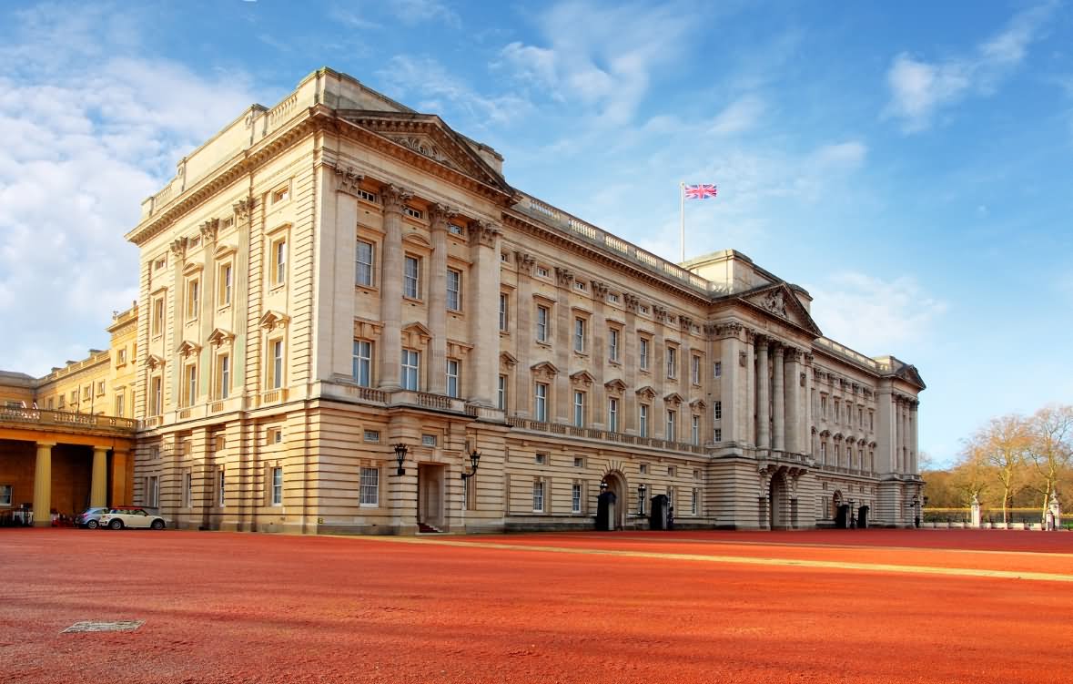 Amazing Side View Of The Buckingham Palace