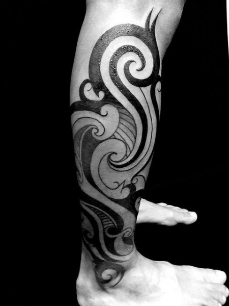 Attractive Tattoo On Right Leg