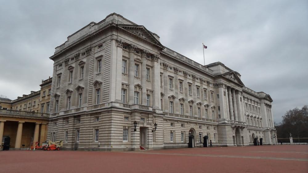 Beautiful Side View Image Of The Buckingham Palace
