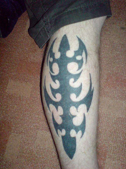 Beautiful Tribal Design Tattoo On Right Leg