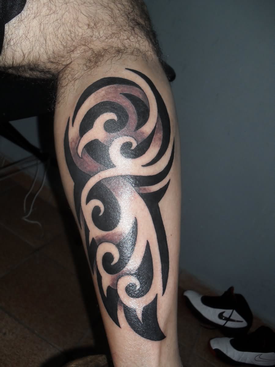 Black And Grey Tribal Tattoo On Right Leg By Alexander Galvao