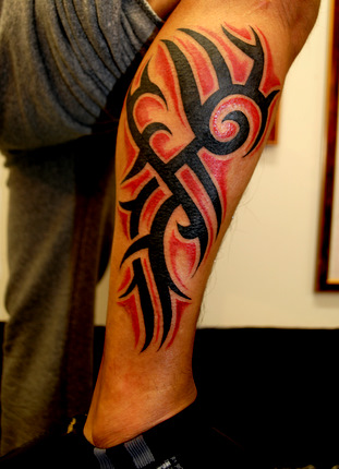 Black And Red Tribal Tattoo On Right Leg