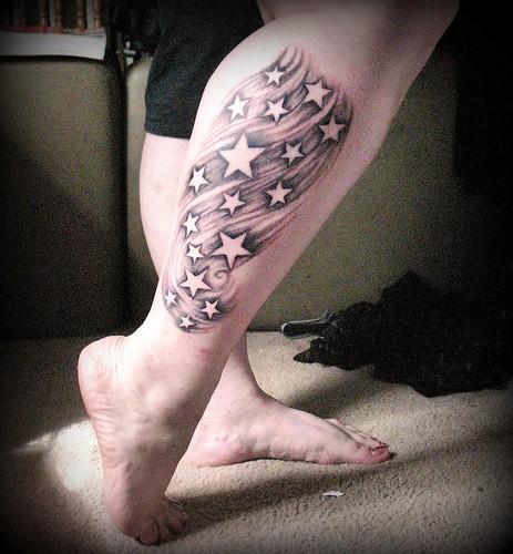 Black Ink Stars Tattoo On Right Leg Calf